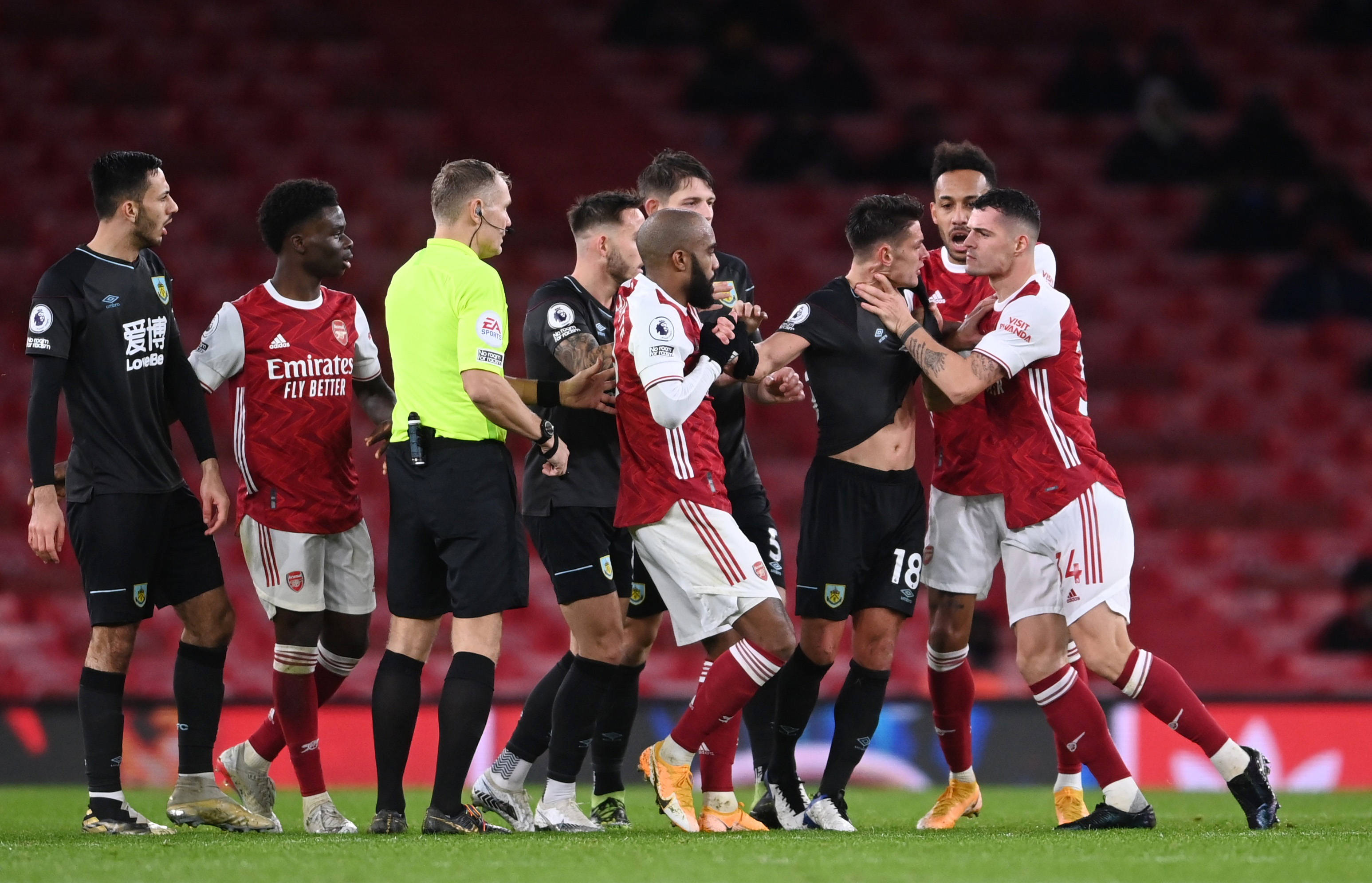 然对球队抱 然对球队抱